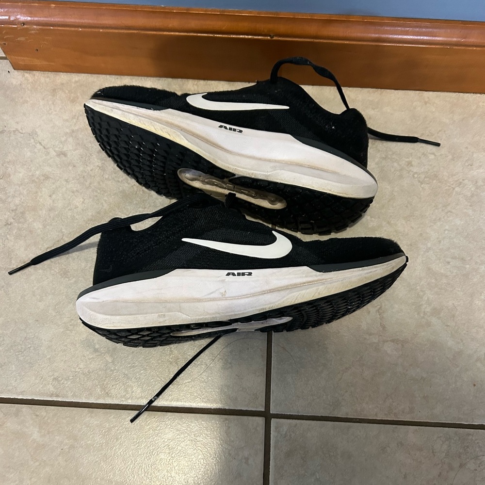 NIKE Winflo Black and White Athletic Shoes